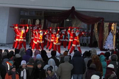 Фотообзор: главная новогодняя елка Ижевска зажгла свои огни