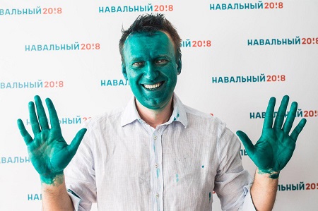 Оппозиционера Алексея Навального облили зеленкой