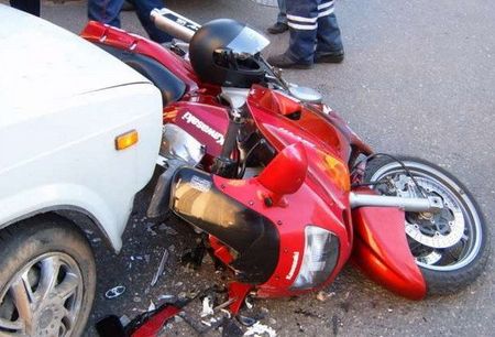 Водитель мотоцикла врезался в «легковушку» на трассе в Удмуртии