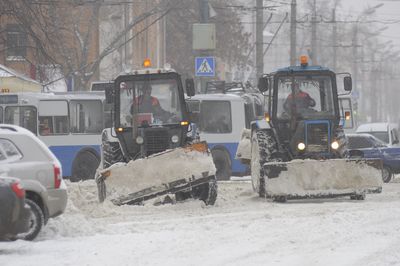 Со снежными заносами на ижевских дорогах борется 234 единицы спецтехники