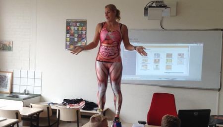 Голландская учительница разделась на уроке анатомии  