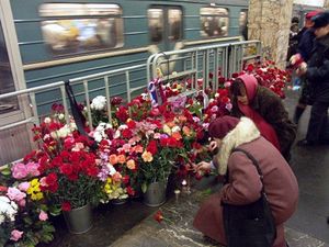 Слезы и цветы: московскую подземку заполонили люди, скорбящие по жертвам терактов