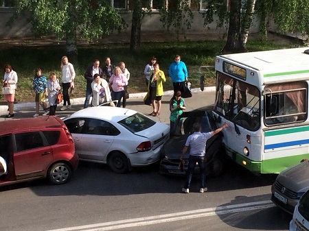 В Ижевске автобус протаранил пять автомобилей  