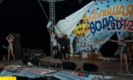 Певца Шуру унесло в воду вместе со сценой во время выступления в Воткинске