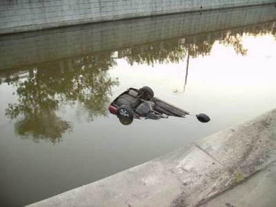 Автомобиль с женщиной за рулем упал в реку Яуза в Москве