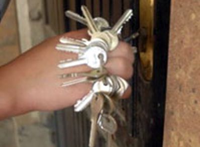 В новогоднюю ночь преступник подобрал ключ к квартире жительницы Кизнера