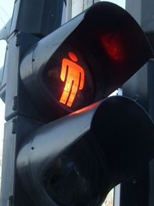 Ижевские пешеходы игнорируют запрещающие знаки и светофоры