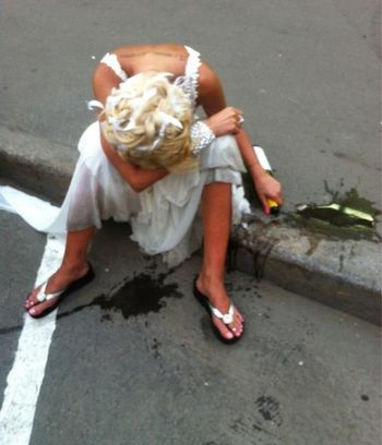Лера Кудрявцева отметила свой 41-й день рождения на обочине дороги с бутылкой в руках