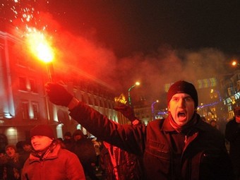 Неуправляемая толпа растерзала 30 милиционеров в Минске