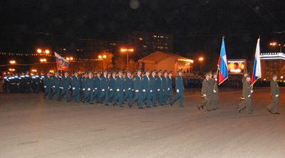 Ижевские спасатели репетируют подготовку военного парада по ночам