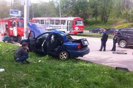 Иномарка врезалась в столб на улице Кирова в Ижевске: пострадали два человека