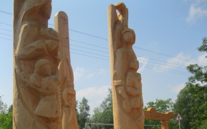 Деревянная скульптура «Посадить дерево, вырастить сына, построить дом» появилась в Кезу