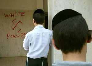 Стены ижевского общинного центра еврейской культуры изрисовали свастикой