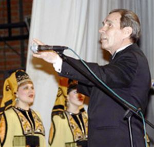 Руководитель удмуртского ансамбля «Италмас» принимает поздравления