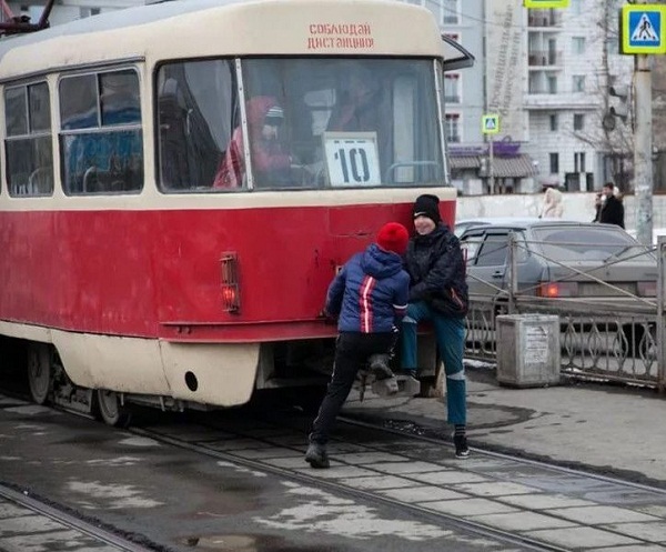 Двое несовершеннолетних «зацеперов» пострадали в Ижевске при падении с прицепного устройства трамвая
