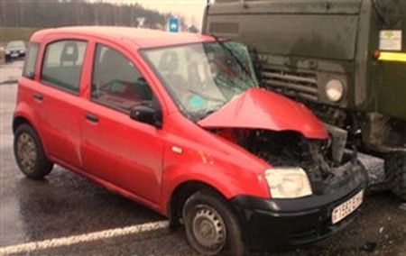 Три человека пострадали при столкновении иномарки с КамАЗом в Ижевске