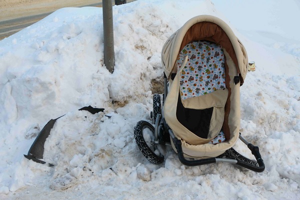 В Ижевске годовалый малыш получил травмы после наезда на коляску автомобиля