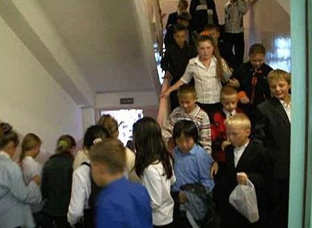 Экстренно эвакуированы школьники в Завьяловском районе