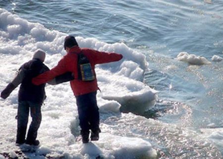 Спасатели сняли двух детей со льдины в Хабаровском крае