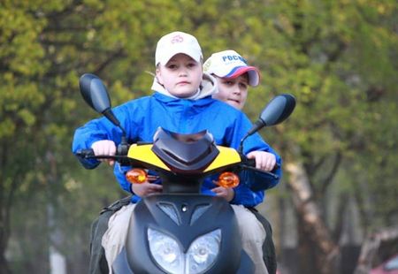 14-летние подростки в Ижевске украли со стоянки 2 скутера и электромобиль