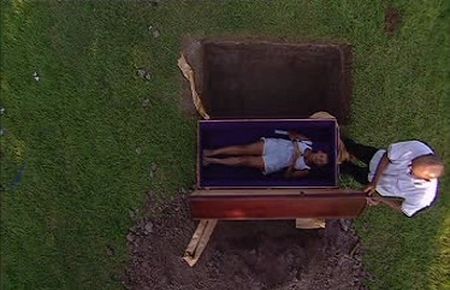В шоу «Каникулы в Мексике» заживо похоронили участницу