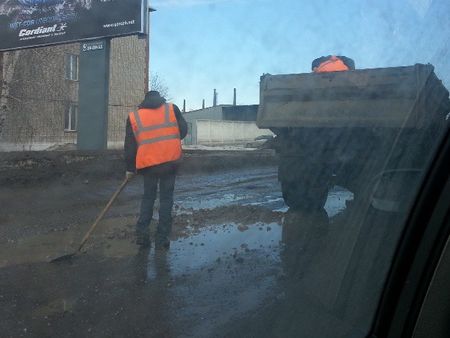 Дорожники используют щебень на засыпку ям в Ижевске