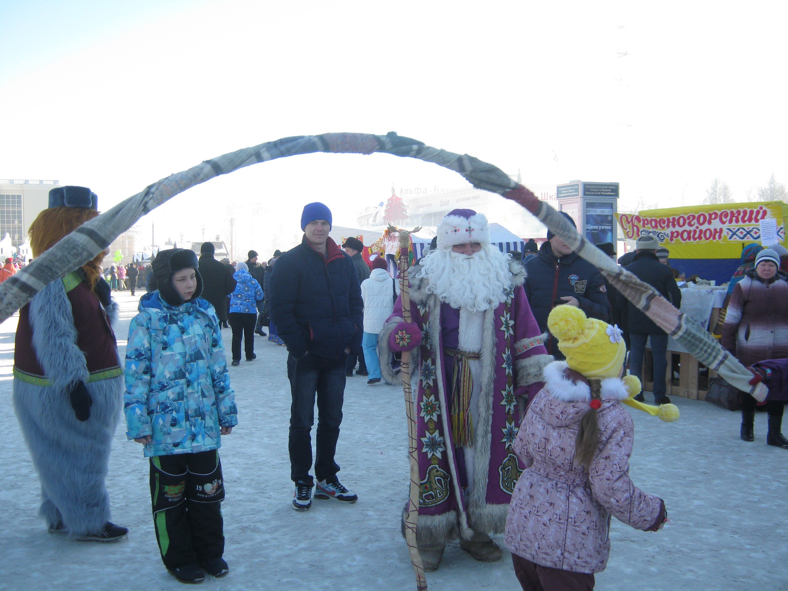 Дед Мороз из Великого Устюга получил гармошку в подарок от Тол Бабая