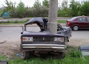 Неопытный водитель в Ижевске врезался в дерево