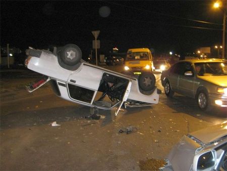 Два человека пострадали при опрокидывании автомобиля в Удмуртии