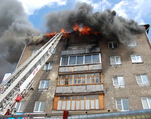 Видеорепортаж: пожар в ижевской шестиэтажке вспыхнул из-за трансформатора