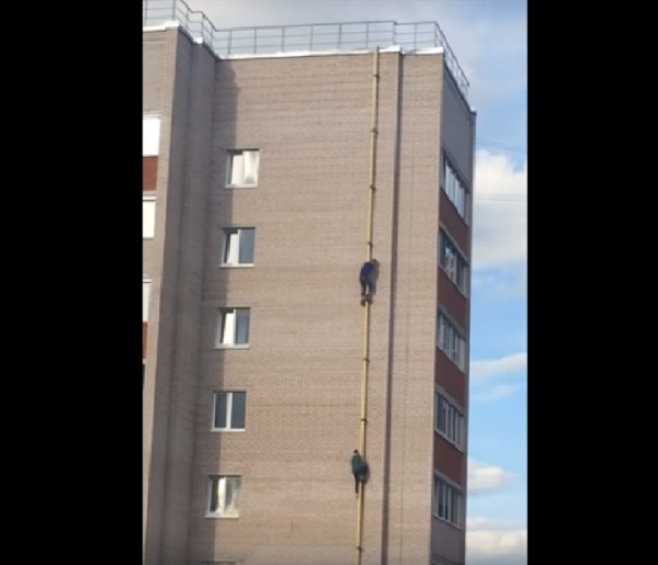 В Ижевске двое подростков по трубе забрались на крышу 10-этажного дома