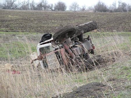 Водитель перевернувшегося трактора погиб в Увинском районе