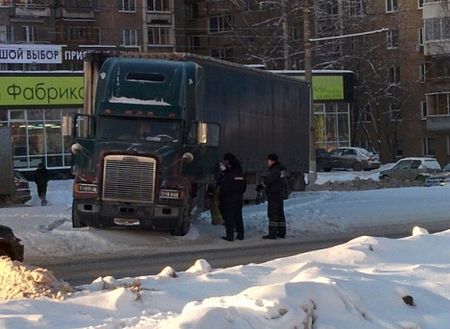 Водитель фуры умер, пока вел тяжелую машину по улицам Ижевска