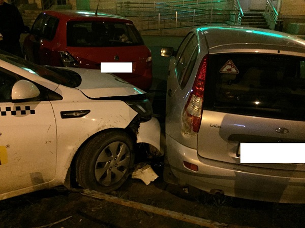 В Ижевске водитель такси протаранил три припаркованных автомобиля