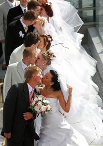 Влюбленным Удмуртии «освежат» свадебные воспоминания
