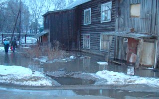 Деревянный многоквартирный  дом в Ижевске «ушел» под воду