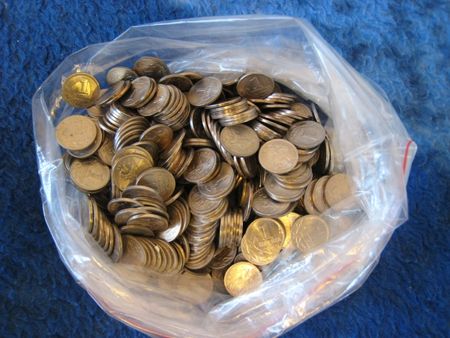 1,5 килограмма копеечных монет принес служебным приставам должник из Удмуртии
