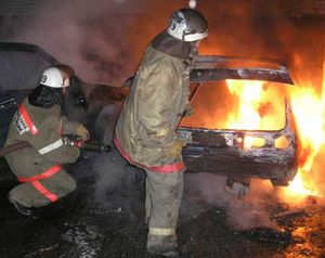 В Сарапуле во дворе дома сгорела машина