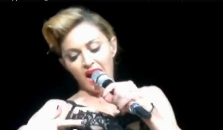 Видео: Мадонна показала голую грудь на концерте в Стамбуле
