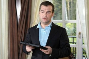 Артисты  Comedy Club подарили Медведеву iPad-2 с записями своих шоу и сериалов