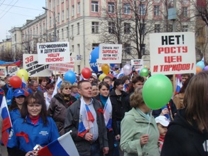 Первомайская демонстрация в Ижевске пестрила политическими лозунгами