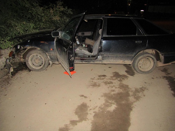 На улице Гагарина в Ижевске водитель «Форда» врезался в бетонный блок