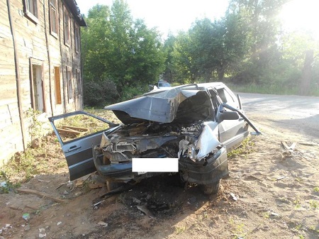 В Воткинске отечественный автомобиль въехал в деревянный дом