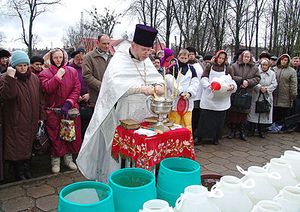 Православные России отмечают Крещенский сочельник строгим постом и купанием в проруби