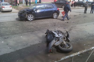 Фото: мотоциклист без прав врезался в иномарку в Ижевске