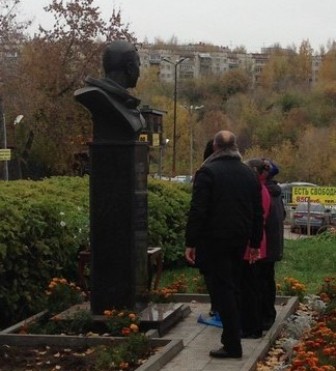 Памятник Гагарину установили  у центрального входа ижевской школы №62