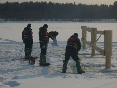 Фотообзор: спасатели Удмуртии начали чернить и пилить лед перед паводком