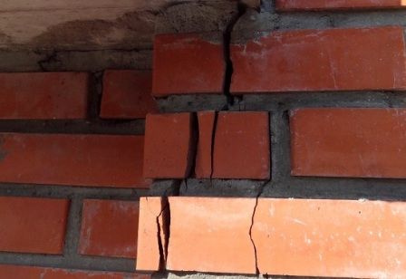  В многоквартирном доме по улице Удмуртской в Ижевске треснула стена  