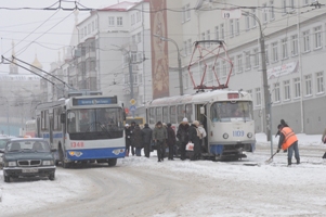 Более 90 аварий произошло за сутки непрекращающегося снегопада в Ижевске
