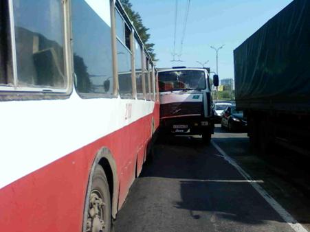Грузовик врезался в троллейбус в Ижевске: пострадал 1 человек